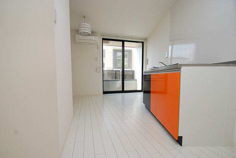 居室・リビング　白を基調としたリビングはお部屋の中がとても明るいですよ。