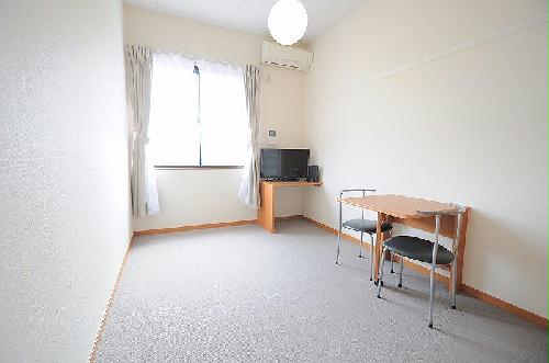 居室・リビング　天井の高いお部屋になります