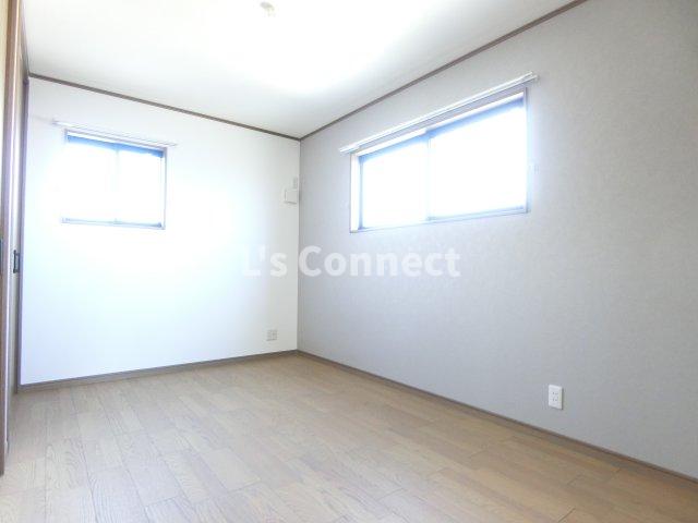 その他　洋室にも２面に窓があります。