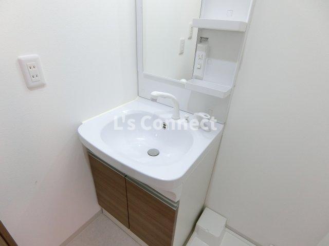 洗面設備　朝の支度もスムーズな独立洗面台。