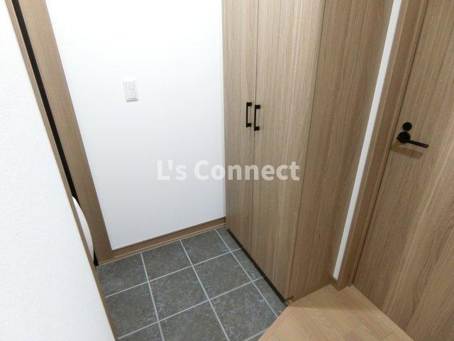 玄関　背の高い下駄箱で靴も収納できます。