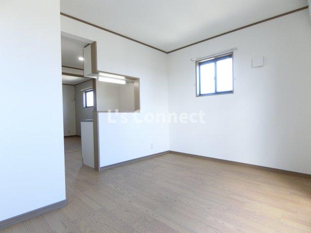 居室・リビング　角部屋で２面に窓があります。