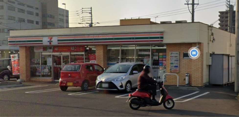 コンビニ　セブンイレブン（コンビニ）まで671m