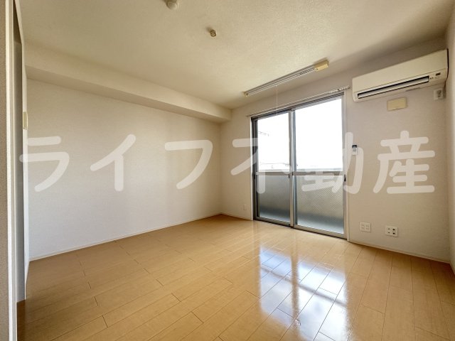 居室・リビング　こちらのリビングで趣味の時間をお楽しみください