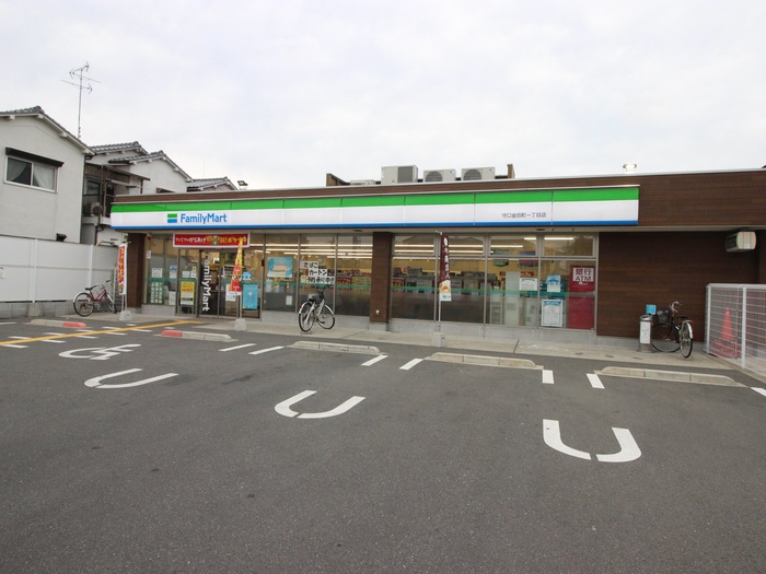 コンビニ　ファミリーマート（コンビニ）まで465m