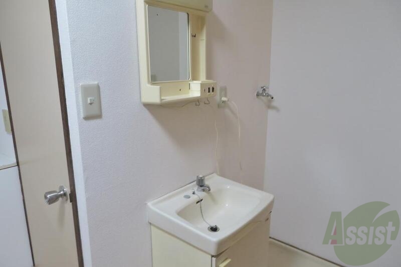 洗面設備　洗面はこちらです。鏡で髪の毛のセットもバッチリです。