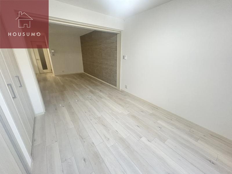 その他部屋・スペース　落ち着いた色調の寝室です