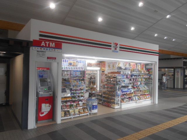 コンビニ　セブン-イレブンキヨスクＪＲ嵯峨嵐山駅改札口店（コンビニ）まで422m