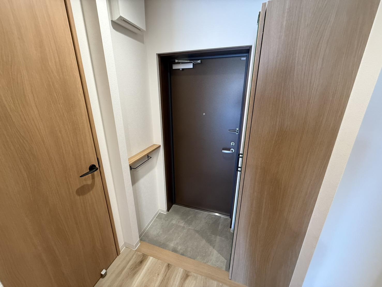 その他　玄関に棚があり鍵などの小物が置けます