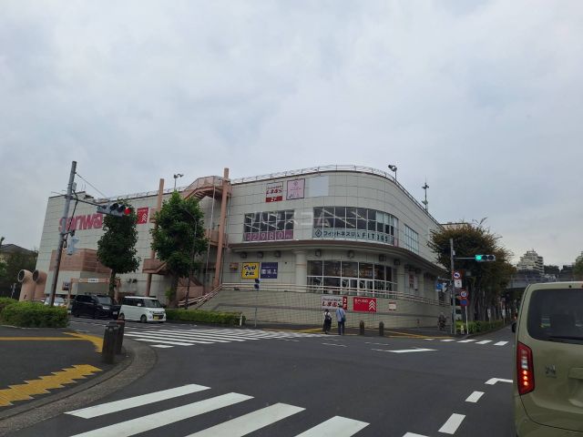 ショッピングセンター　スーパー三和　稲城店（ショッピングセンター）まで723m