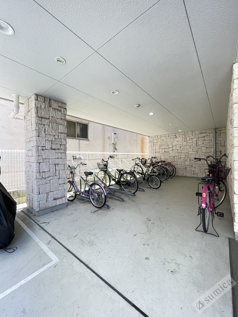 その他共有部分　屋根付き駐輪場は大事な自転車を雨から守ります♪
