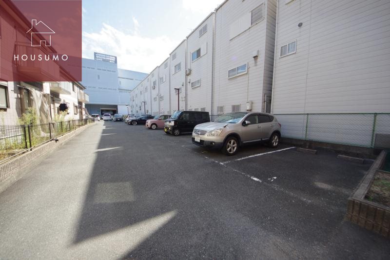 駐車場　駐車場があるので、車を買う予定の方も安心です