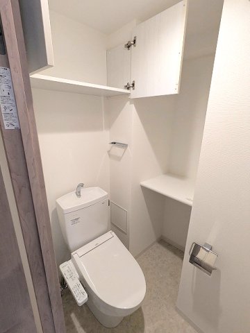 トイレ　洗面室と独立した温水洗浄便座です