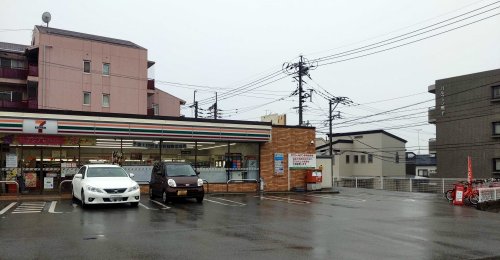 コンビニ　セブンイレブン 福岡九産大駅西店（コンビニ）まで765m