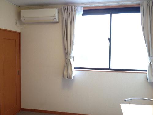 居室・リビング　ナチュラルな木目と白を基調とした室内