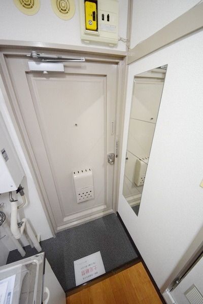 玄関　～鏡が付いているのは驚きですね～