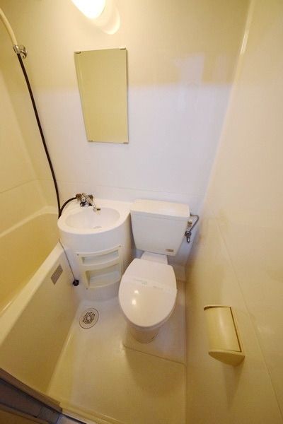 トイレ　～ユニットタイプの方がお掃除楽々です～