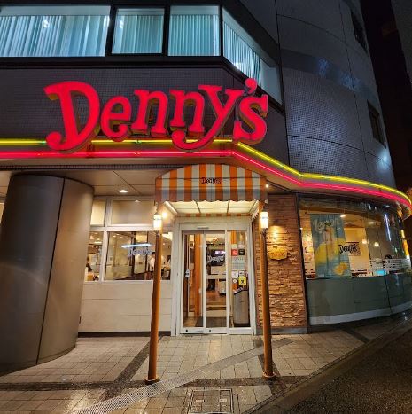 飲食店　デニーズ南平台店（飲食店）まで261m