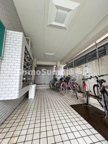 エントランス　落ち着いたエントランスです