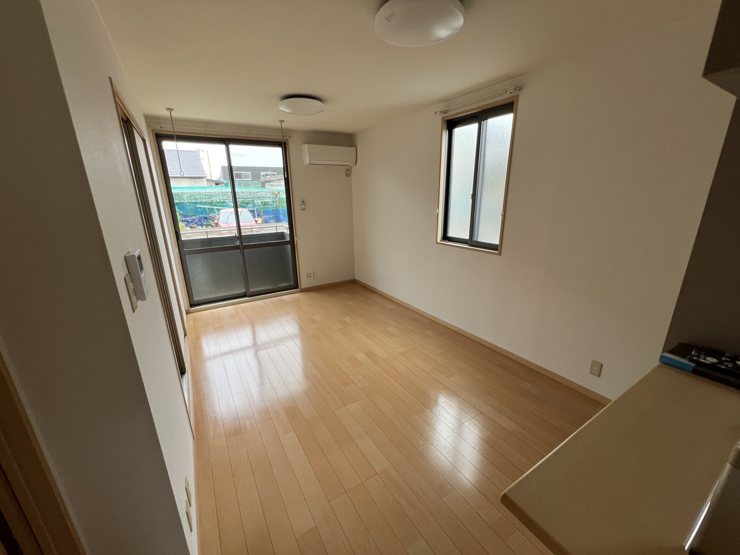 居室・リビング　2面採光で明るいリビング（参考写真：１０２）