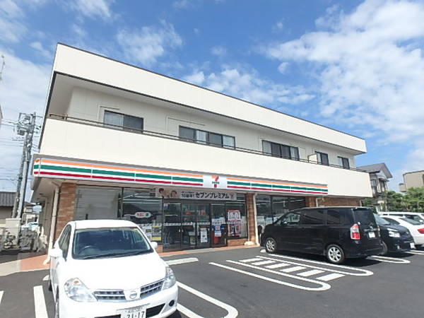 コンビニ　セブンイレブン飯田町店（コンビニ）まで546m