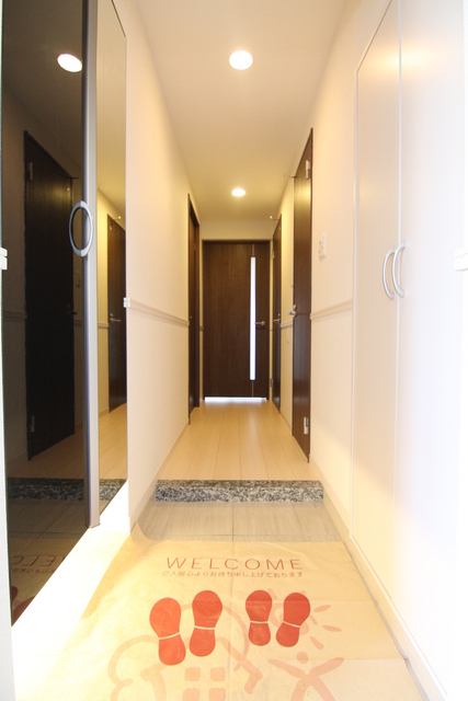 玄関　玄関は両サイドに収納スペースあり