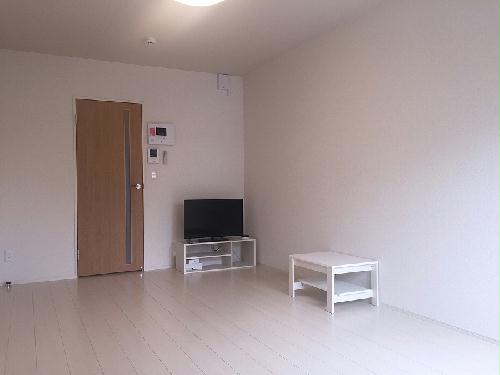 居室・リビング　白基調の落ち着いた室内