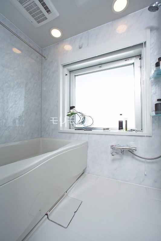 バス・シャワールーム　室内参考写真（Ｂタイプ・モデルルーム）