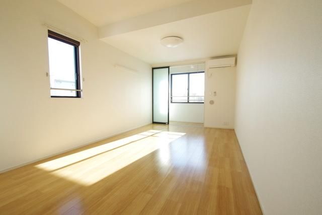 居室・リビング　★サンルーム付きの明るいお部屋です★