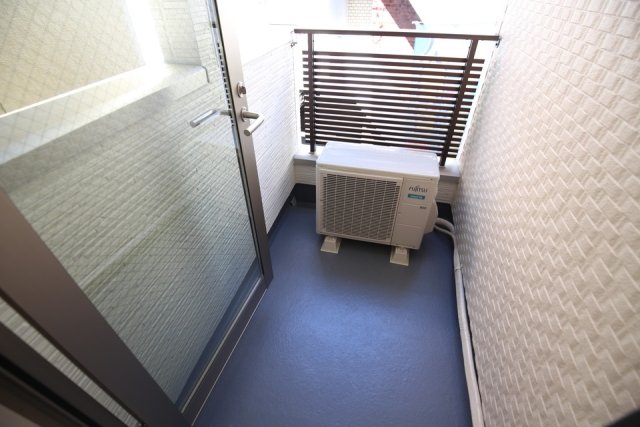 バルコニー　暖かな日差しのふりそそぐバルコニー