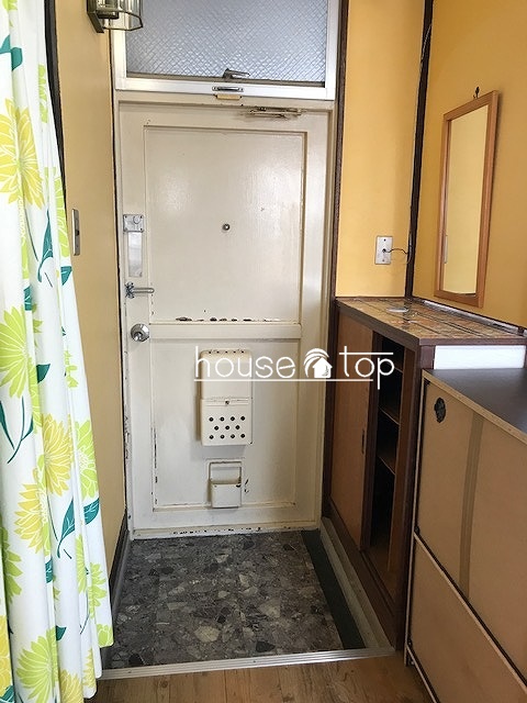 玄関　●小ぶりですが、靴箱付きです