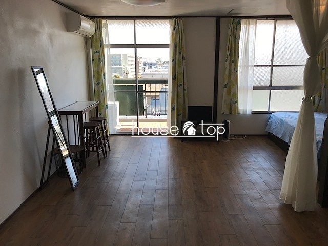 居室・リビング　●雰囲気の良いフローリングですね