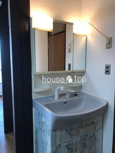 洗面設備　●シャンプードレッサー完備