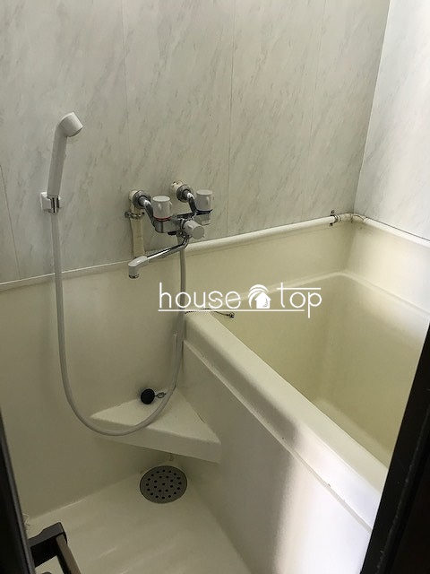 バス・シャワールーム　●コンパクトなバスルームです