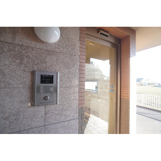 セキュリティ　共用エントランスにはオートロックあり