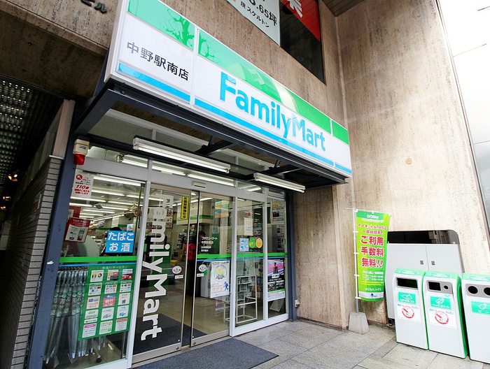 コンビニ　ファミリーマート（コンビニ）まで562m