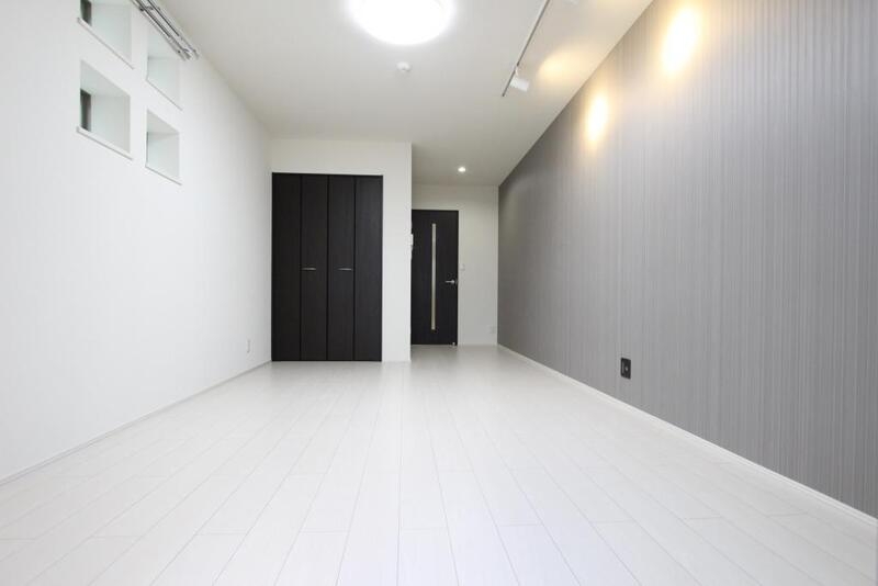 居室・リビング　広くて配置のしやすいお部屋！コンセントも良い位置にございます