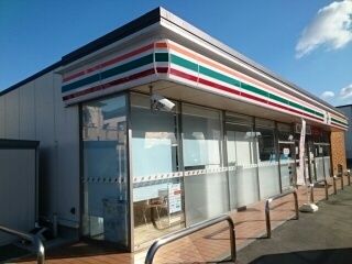 コンビニ　セブンイレブン様（コンビニ）まで320m