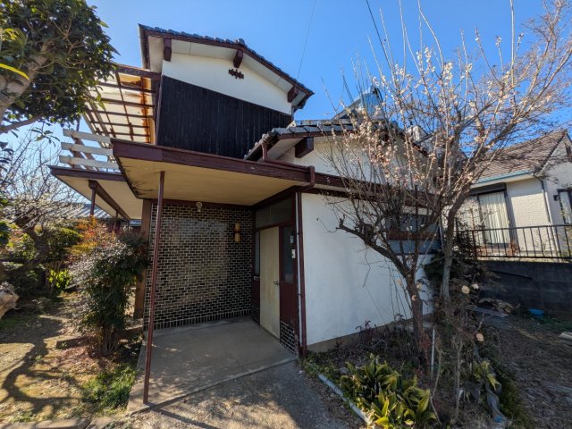 建物外観　庭には梅の花