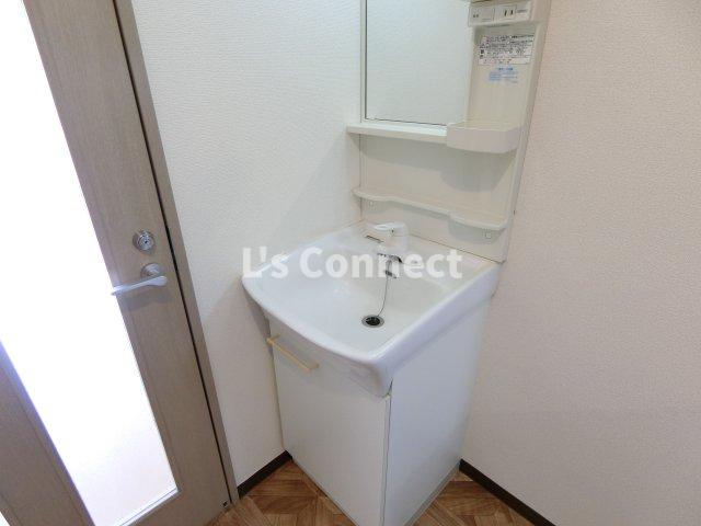 洗面設備　朝の支度もスムーズな独立洗面台。