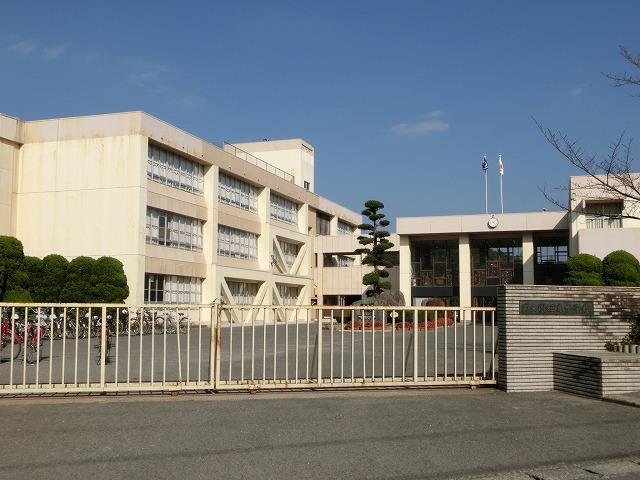 中学校　岡垣東中学校（中学校）まで2400m