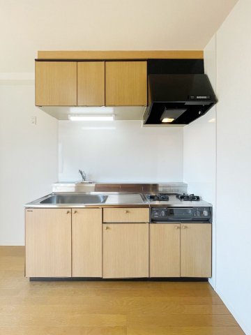 キッチン　同タイプ別号室のもの、実際の部屋と仕様等が異なる場合あり。