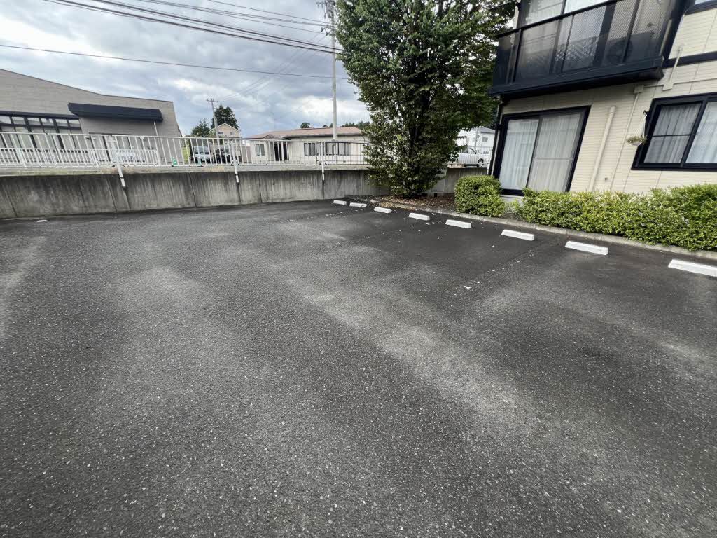 建物外観　駐車場
