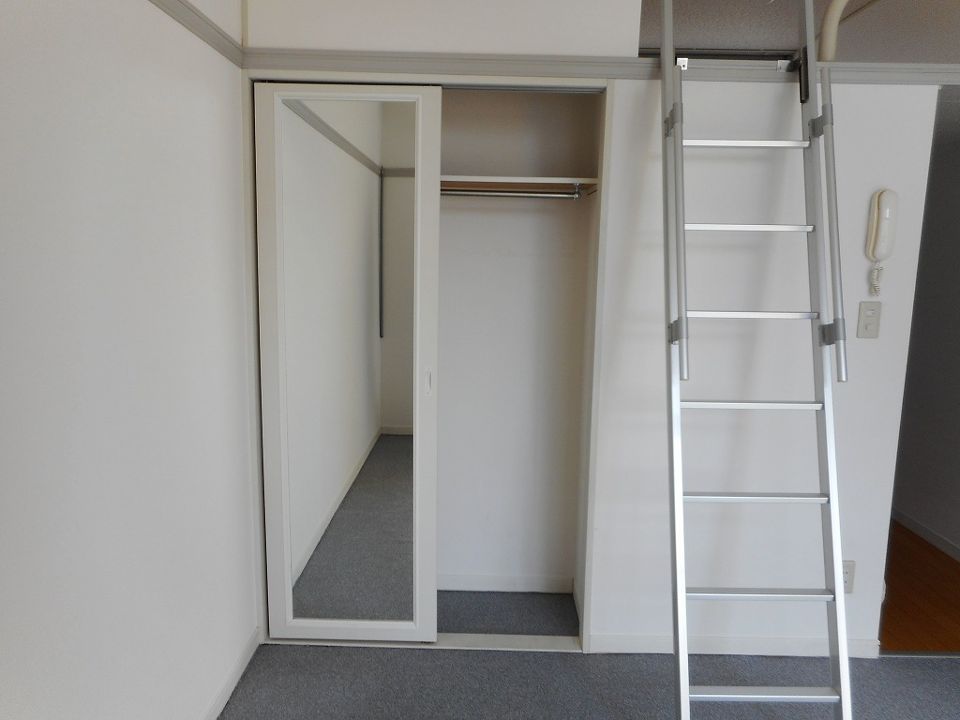 居室・リビング　収納扉　姿見付き。　一階はフローリング仕様