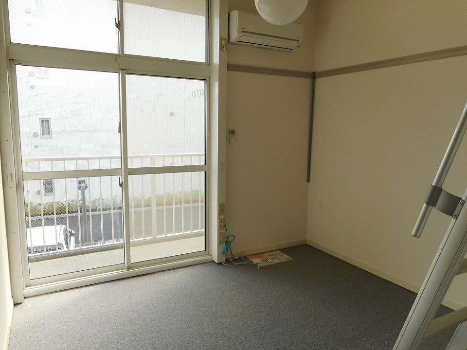 居室・リビング　家具無しの写真です。一階はフローリング仕様