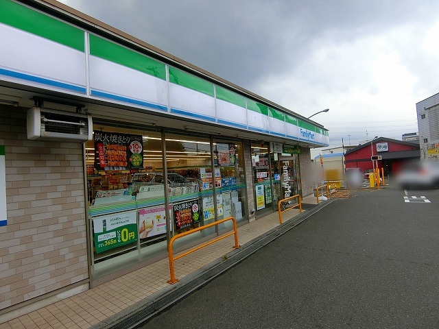 コンビニ　ファミリーマート（コンビニ）まで1968m