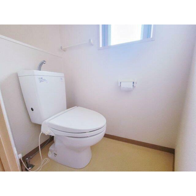 トイレ　トイレは窓付きです