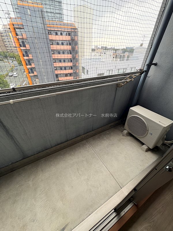 バルコニー　広々としたベランダには便利な物干し金具付き！