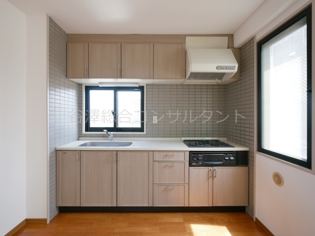 キッチン　システムキッチン（３口コンログリル付き）