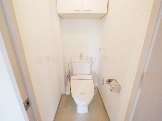 トイレ　温水洗浄便座、戸棚付き